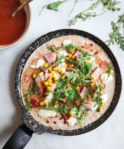 Pizza na placku tortilli - przepisy na dietetyczne kolacje